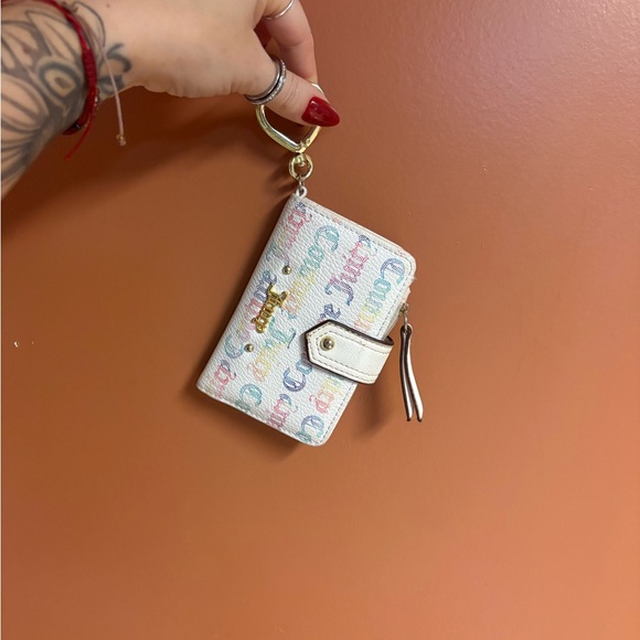 Juicy Couture Cream Wallet with Heart Keychain - Picture 2 of 7